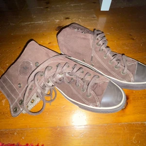 Bruna skor - Snygga tygskor från converse! Knappt använda💗 meddela vid funderingar 
