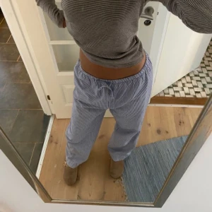 Randiga byxor  - Säljer mina randiga byxor för de kommer ej till användning, super fina till sommar och att använda som pyjamas byxor 🩷