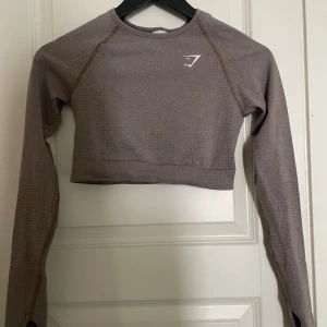 Gymshark tröja - Säljer denna supersnygga topp från Gymshark då den tyvärr är för liten för mig. Varsamt använd så i bra skick. Storlek XS