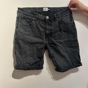 Jeansshorts  - Säljer ut kläder som ej kommer till användning längre.  Säljer jeansshorts i mycket bra skick! Pris kan diskuteras.