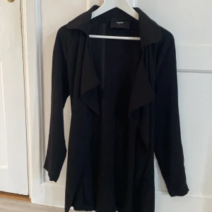 Svart tunn kappa  - Säljer denna kappa eftersom att den inte kommer till användning.  Nypris - 399kr