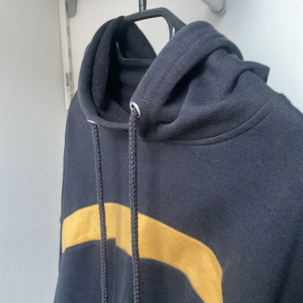 Croppad huvtröja som går att spänna åt vid midjan. Så fin med ett par snygga jeans 😍använt 2gg. Finns ej att köpa längre. Först till kvarn 😍Köparen står för frakten  . Hoodies.