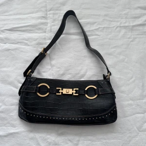 Väska  - Så fin väska från märket Gabor, som ny! Bredd 33cm, höjd 16cm