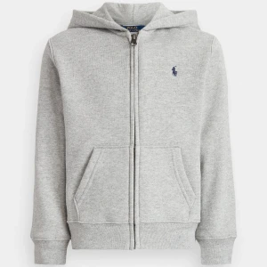 Ralph lauren zip - Använd få gånger, nyskick🩷kostar 1095kr helt ny🩷