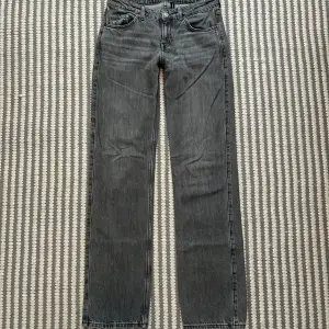 Gråa arrow low straight jeans från weekday i storlek 26/34 som inte används längre 💗Skulle inte säga att det finns några synliga defekter 💕