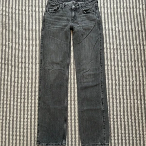 Arrow low jeans - Gråa arrow low straight jeans från weekday i storlek 26/34 som inte används längre 💗Skulle inte säga att det finns några synliga defekter 💕