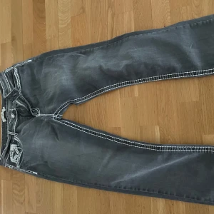 Miss christy low rised jeans - As snygga trendiga miss christy jeans köpta ifrån sellpy! De är i nyskick och knappt använda då de inte passar mig. Storleken är 44 men små i storlek, passar en medium! 