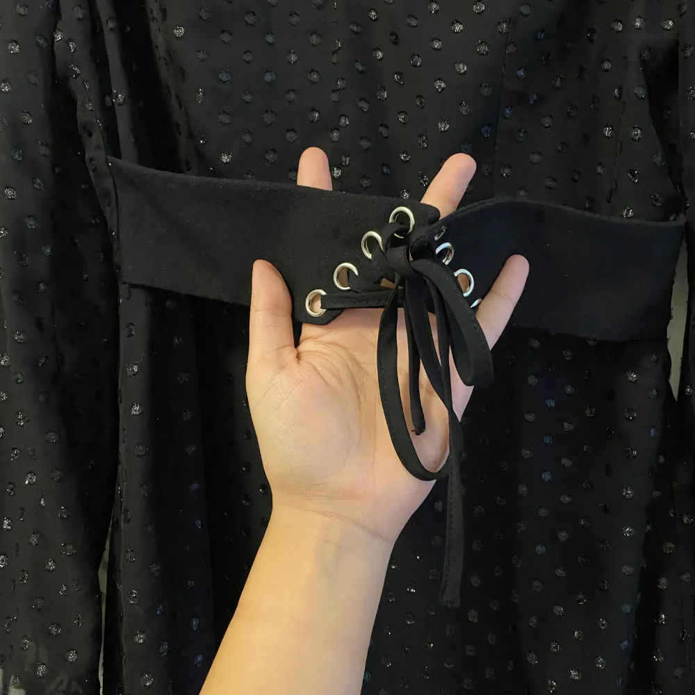 En svart glittrig klänning med bälte i midjan, tror den är från missguided🌸 Storlek 38. Klänningar.