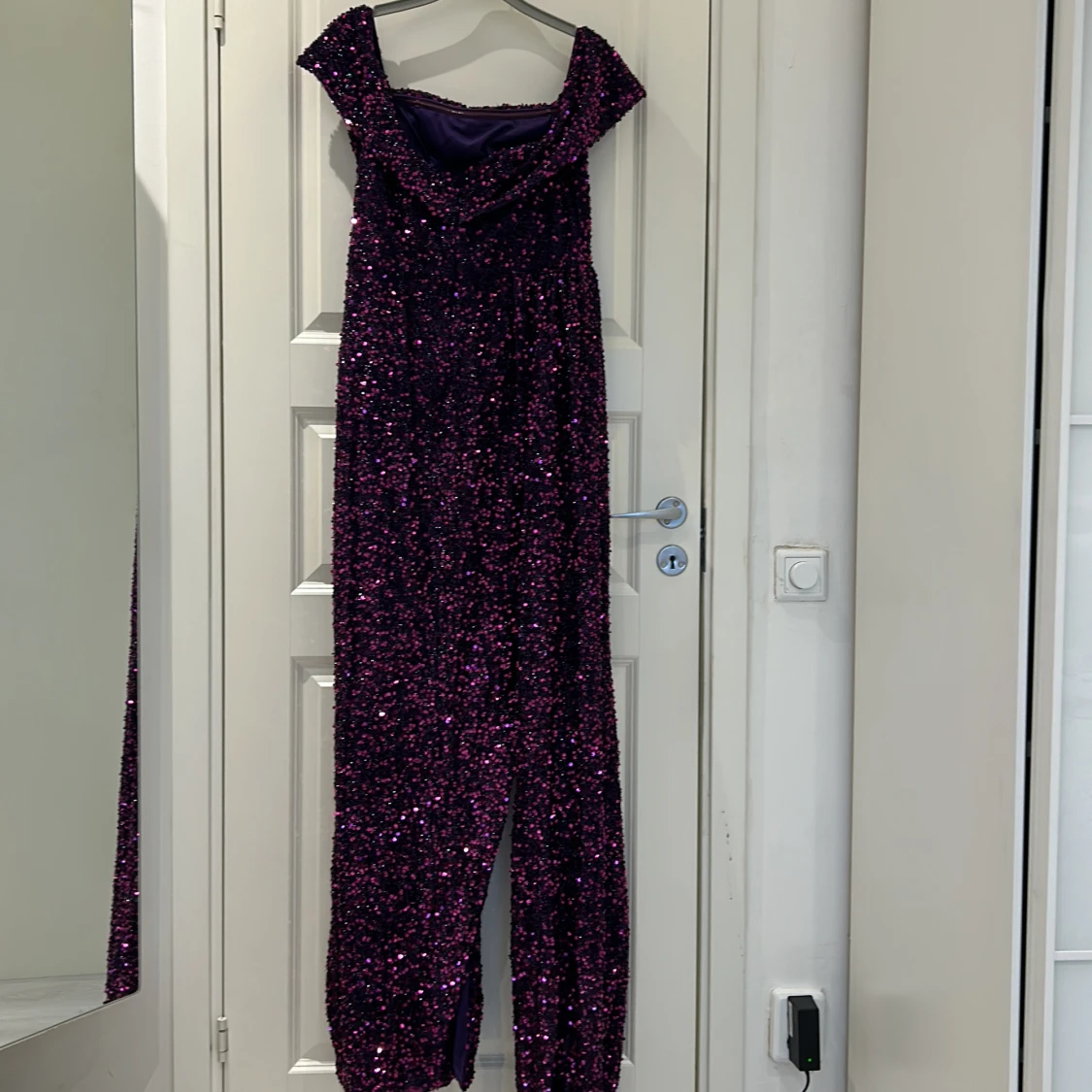 En Mörk lila klänning Andvänds en gång OBS! Alla klänningar har andvänds 1 gång  - 92