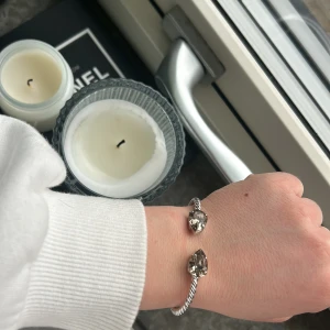Armband - Armband från Caroline svedbom, knappt använt för har övergått till guld istället för silver och hade special beställt det men fick ändå fel.  Brun/grå/ beige ”greige” Sten i. Slutat säljas i Sverige. Org pris 795 kr