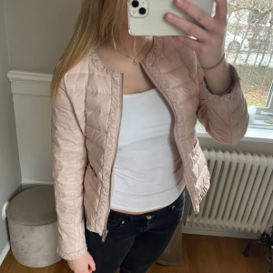Dunjacka - Ljusrosa dunjacka perfekt för våren. Den är storlek 38 men skulle säga att den sitter mer som 36. Skriv för fler bilder💕