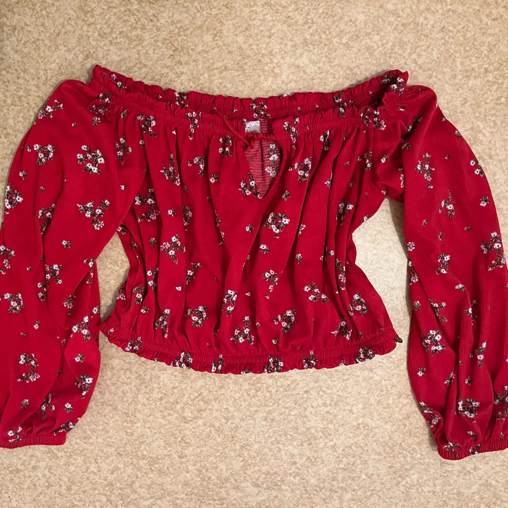 En röd tröja från H&m som passar perfekt till sommaren🤩Tröjan är i storlek L men hade passat bra till även en M\S. Toppar.