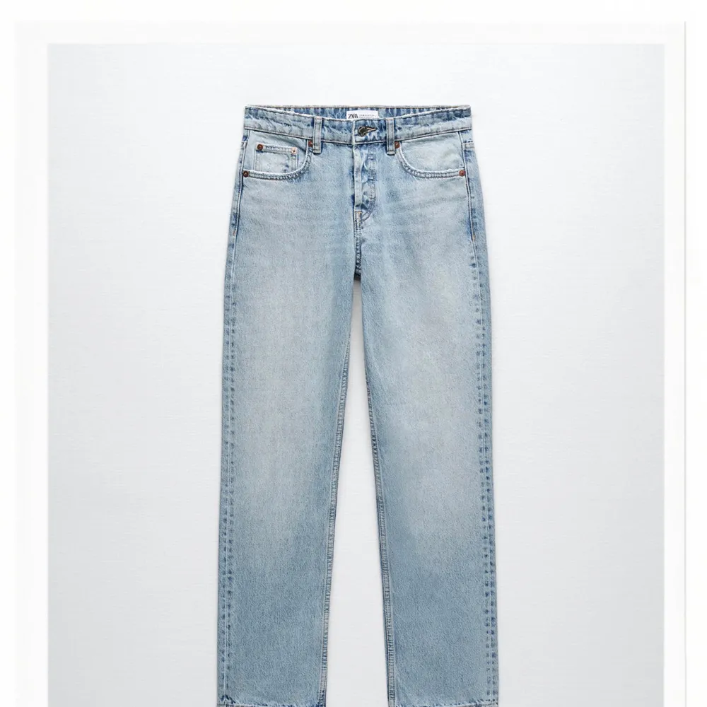 Säljer dessa Jensen ifrån zara pågrund av att de är försmå. . Jeans & Byxor.