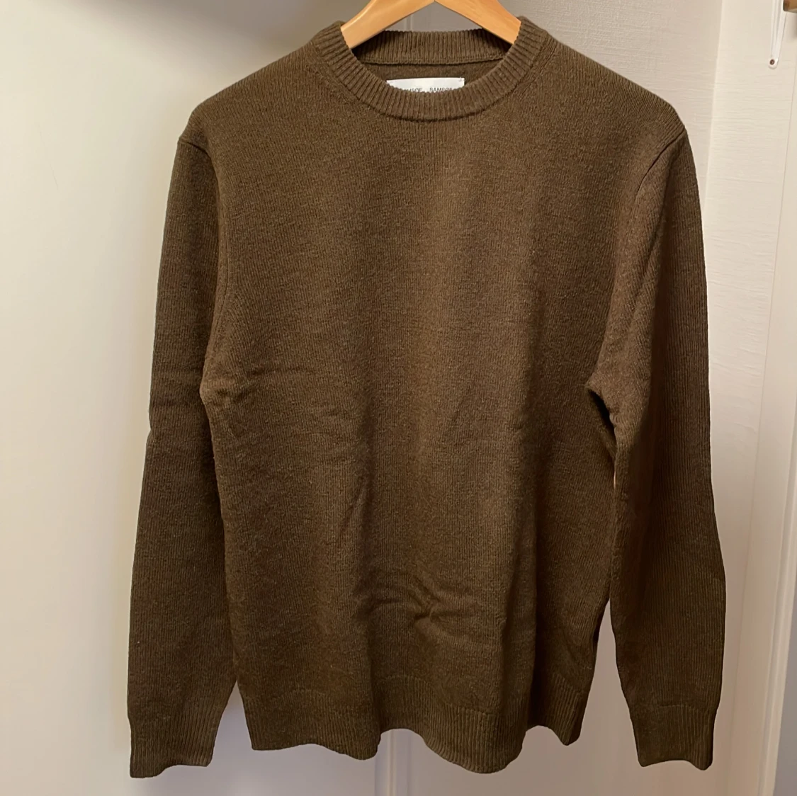 Mörkgrön Samsøe Samsøe sweatshirt med armbågslappar i brun mocka (stl M) 