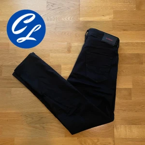 Diesel Jeans  - Tja! Nu säljer vi de här jeansen från Diesel. Jeansen är i gott skick. Storlek 28/32. Tveka inte att höra av dig vid minsta fråga eller fundering!👍