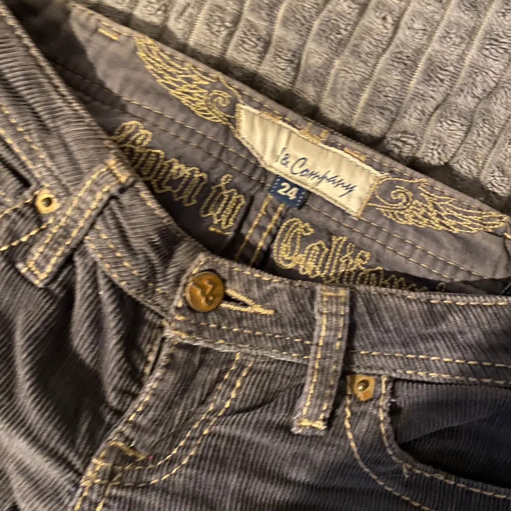 Skitcoola LÅGMIDJADE chinos aktika jeans som är i nyskick,  köpte de här på plick ich säljder nu här på plick. Jeans & Byxor.