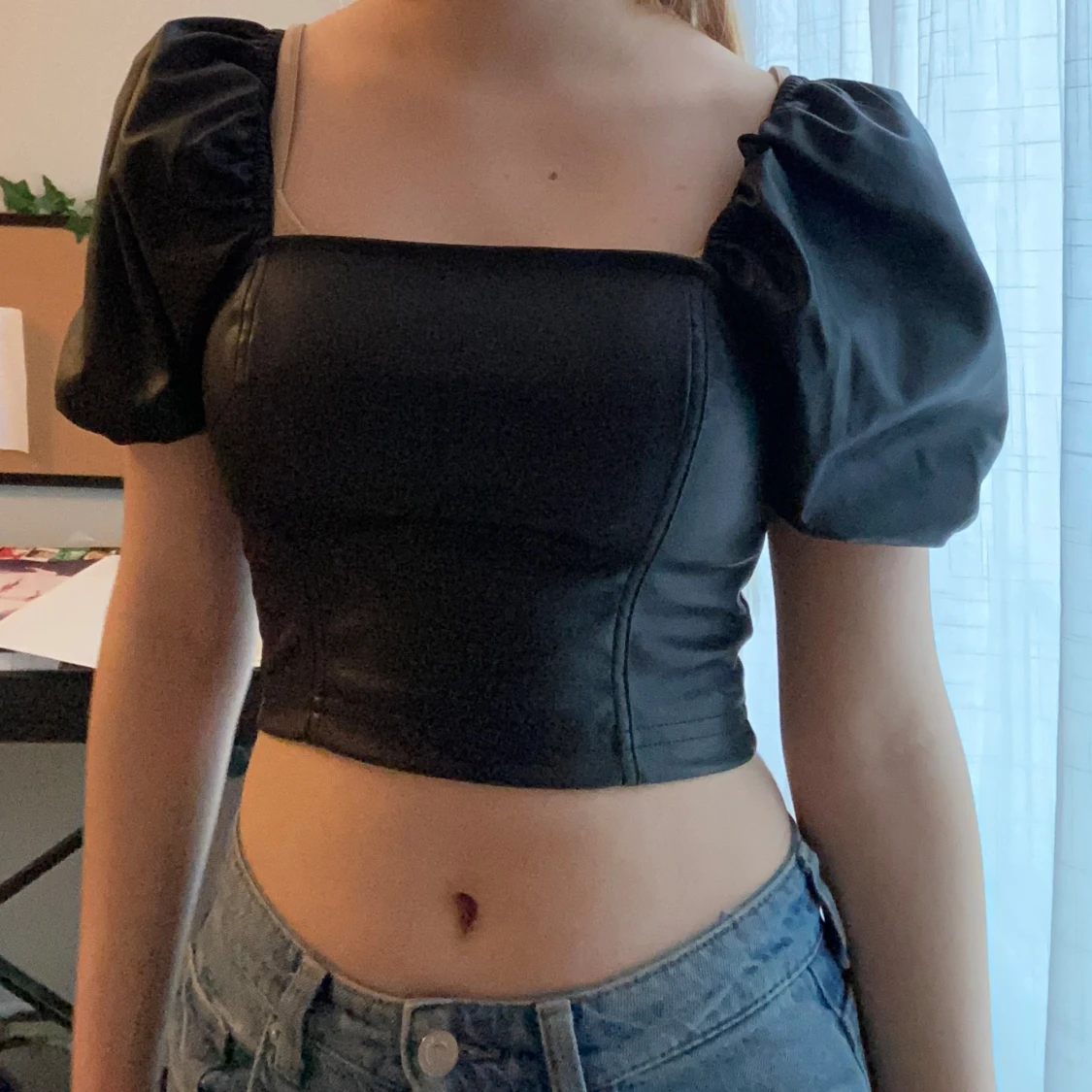 Svart topp i läderimitation  - 91