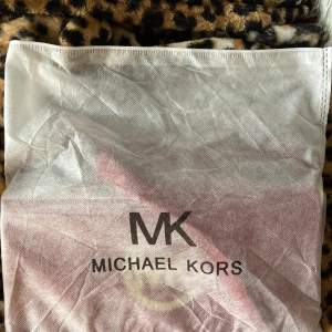 Axelremsväska från Michael Kors, använd några enstaka gånger.