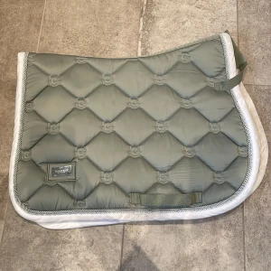 Equestrian Stockholm hoppschabrak  - Är i bra skick  Säljer den för att jag ej använder den och priset kan självklart diskuteras