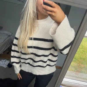 Stickat tröja - skitsnygg stickad tröja, randig, ifrån zara i storlek s💖beigevit i färgen 