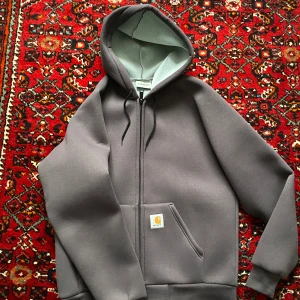 Carhartt WIP scuba hoodie  - Hoodie i nyskick från carhartt. Nypris ligger på runt 1500 men då den inte kommer till användning säljer jag den för det jag gör! Köparen står för frakt. Kan mötas i Stockholm. Hör av dig för fler bilder!