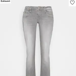 Ltb jeans i modell valerie grå, slutsålda💕 Vill byta till en 27/34 eller 27/32, kan även möjligtvis sälja för 700 (köpta för 830) de är i storlek 29/32 