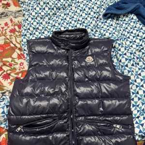 moncler gilet väst - 10/10skick äkta knappt använt nfc scan och koden funkar storlek: size 1 prisen kan diskuteras skriv till om du har frågor
