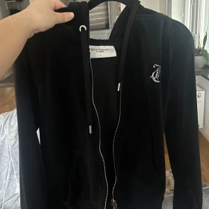 Svart Juicy couture kofta  - Svart juicy couture kofta i storlek smal(s). Har inte haft på mig den så mycket, koftan är i hyfsat bra skick. 