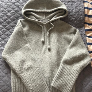 Zara hoodie - Bara använd ett fåtal gånger!! Säljer för att det inte kommer till användning längre!🩷