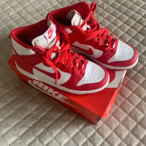 Nike Dunk High white/university red i nyskick strl 37,5