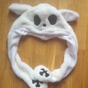 Dödskalle hat - Använd några gngr men är i gott skick!  Skriv om du är intresserad!! :))