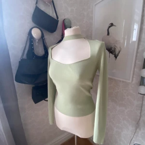 Zara tröja - Snygg zara tröja som inte kommer till användning💘 den är liten i storleken.