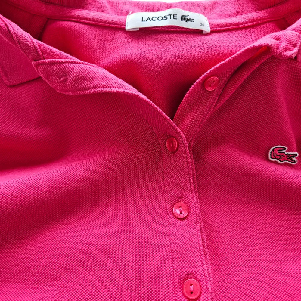 Superfin rosa pikétröja från Lacoste med snygg passform. Fint skick!!! 😍. T-shirts.