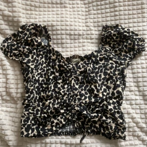 Sommar topp - Snygg & fin sommar topp från h&m, storlek S !  Möts gärna upp centralt i Stockholm 