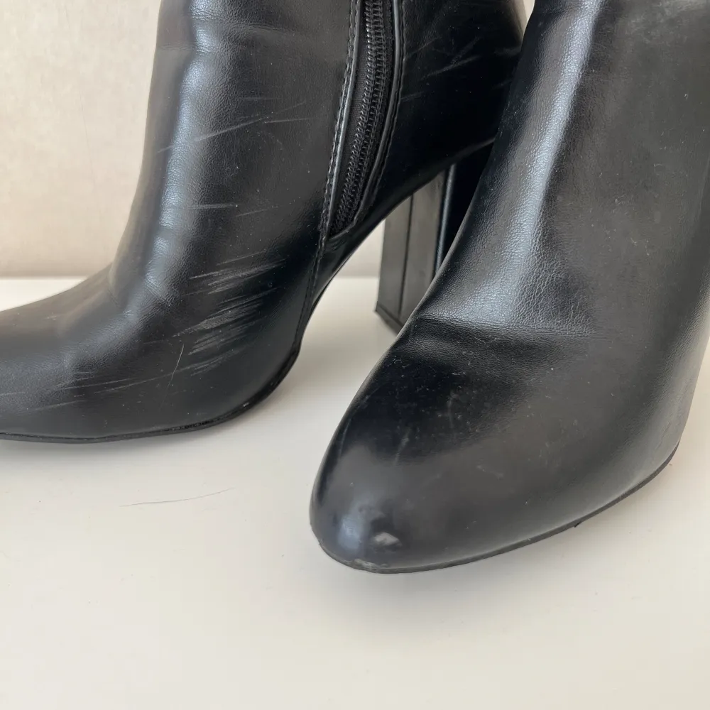Svarta boots från asos🖤 lite skadad på ena tån och insidan (se tredje bilden). Skor.
