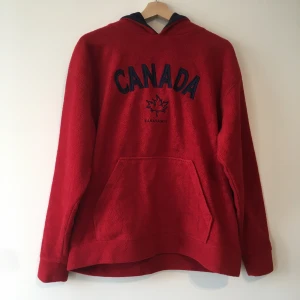 Canada fleece hoodie - Köpt secondhand! Super mjuk fleece båda insida och utsidan. Luvan är mörkblå inuti