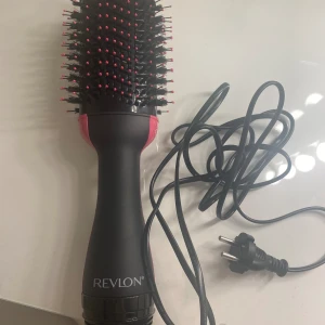 Revlon Varmluftsborste - En varmluftsborste från revlon som endast är använd 1 gång. Köpt för ca 500kr. Originalförpackningen finns ej kvar. Bara att höra av sig vid funderingar🤗💕