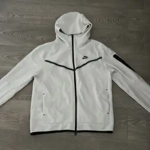 Nike tech fleece vit Nyskick 10/10 har bara hängt i garderoben. Nypris 1500kr mitt pris 500kr Köparen står för frakten