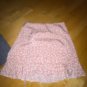 Säljer min dammrosa kjol från Shein med små vita blommor på, köpt för 100kr säljer för 65kr för den aldrig kommit till användning, lite liten i sin storlek!!