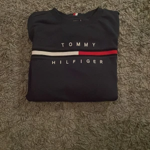 Tommy Hilfiger - Riktig stilig tröja från Tommy Hilfiger. Tröjan är i perfekt skick och har använts fåtal gånger. Hör av er vid minsta fundering😊