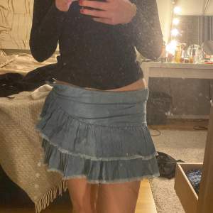 En jeans kjol med volanger som är för liten💗
