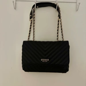 Guess väska  - Nyskick. Använt 2 ggr.  