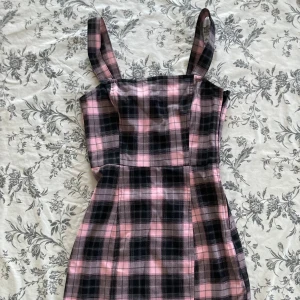 Svart och rosa Mönstrad H&M Klänning - Supersöt klänning med dragkedja på sidan 💗Aldrig använd 💗 Strlk XS-XXS