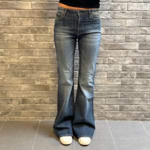 Helt oanvända lowwaist jeans från Crocker med lappar kvar. Är i w31 men små i storleken så skulle säga att de är mer som en w29, gå på mina mått! För små för mig som normalt har 31. Innerbenslängd: 83 cm. Midjebredd: 38 cm