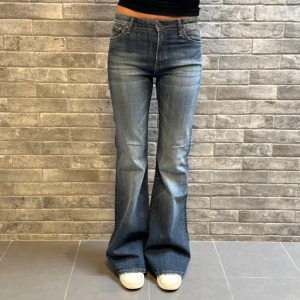 Lågmidjade bootcut jeans - Helt oanvända lowwaist jeans från Crocker med lappar kvar. Är i w31 men små i storleken så skulle säga att de är mer som en w29, gå på mina mått! För små för mig som normalt har 31. Innerbenslängd: 83 cm. Midjebredd: 38 cm