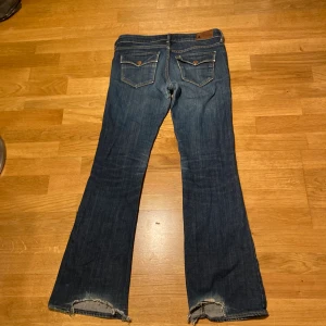lågmigjade utsvända jeans - slitage vid hälarna, sorry var för kort