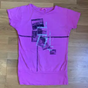 nice rosa t shirt med film tryck, använd, för barn men passar ändå s-m