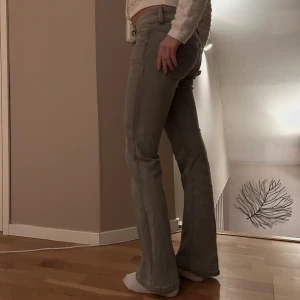 Lågmidjade bootcutjeans - Jättefina och slutsålda lågmidjade jeans från Young Gina🩷väl använda men i superfint skick  och inga defekter som syns🩷gråtvättade och bootcut
