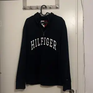 En Tommy Hilfiger tröja i mycket bra skick, köpt för 2 månader sedan. Storlek M och är casual fit Kom privat för fler frågor!
