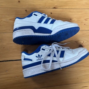 Adidas Forum Low  - funderar på att sälja mina assnygga och sköna adidasskor. är inte riktigt säker på om jag vill sälja vill mest se om det finns intresse 😊 nypris 1045kr men eftersom de är använda och spännet är borta så säljer jag dom billigare 😊